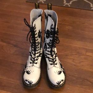 Dr. Martens Petula Boots